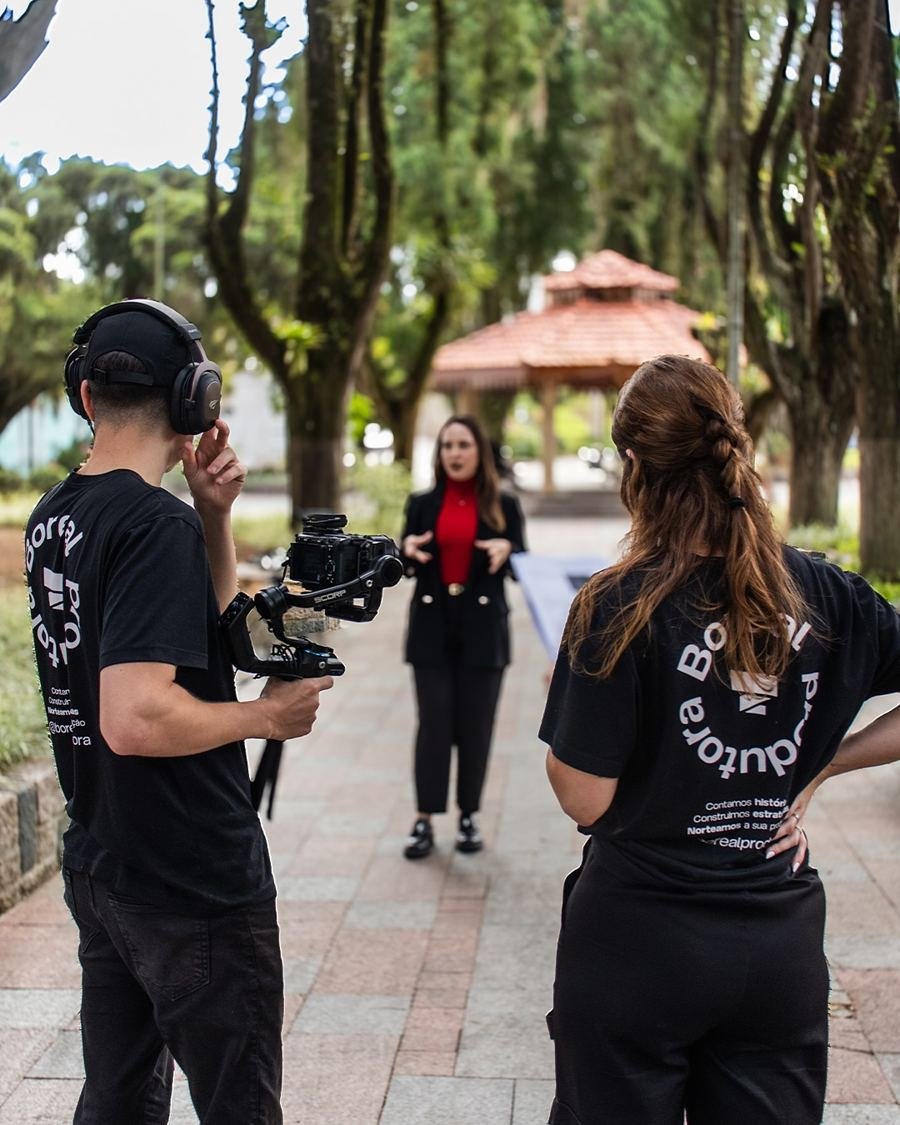 Equipe gravando documentário em externa